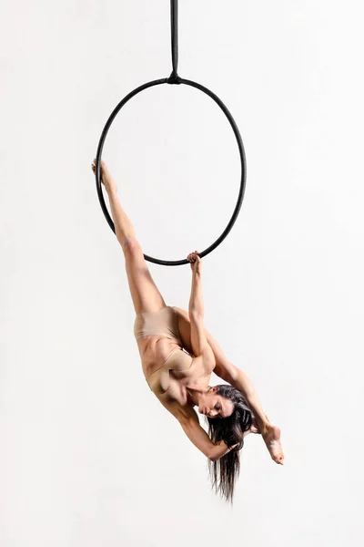Gymnaste Féminine Flexible Effectuant Une Fente Acrobatique Sur Cerceau Suspendu — Photo