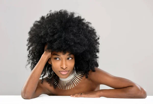 Hermosa Joven Negra Modelando Una Moderna Gargantilla Plata Collar Con —  Fotos de Stock