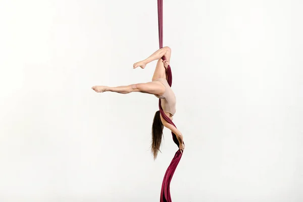 Kadın Akrobatın Vücut Tarafından Görünüşü Dong Giyip Havadaki Ipeklerle Stüdyodaki — Stok fotoğraf