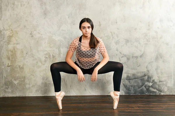 Vista Frontal Jovem Bailarina Posando Ponto Equilibrando Nas Pontas Dos — Fotografia de Stock