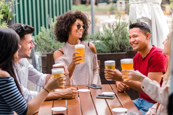 Gruppo Multietnico Amici Studenti Seduti Tavolo Legno Mentre Brindano Bevono — Foto Stock