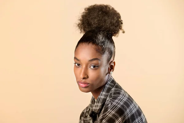 Modèle Féminin Dominicain Attrayant Avec Des Cheveux Noirs Dans Une — Photo