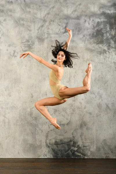 Bailarina Ágil Corpo Inteiro Cotovelo Levantando Braços Pulando Alto Enquanto — Fotografia de Stock