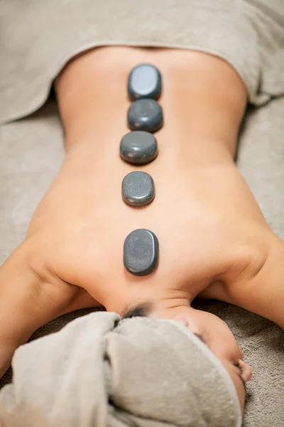 Desde Arriba Cliente Femenino Topless Con Piedras Calientes Espalda Acostado — Foto de Stock