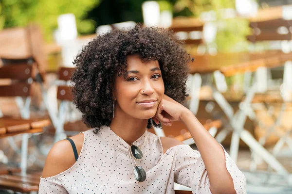 Atractiva Hembra Afroamericana Con Pelo Rizado Mirando Cámara Mientras Está —  Fotos de Stock