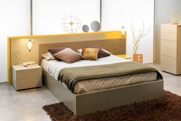 Interieur Eines Modernen Schlafzimmers Mit Weichem Bett Und Verschiedenen Abstrakten — Stockfoto