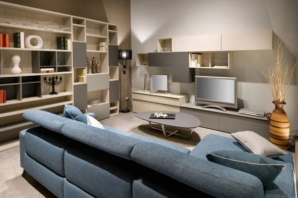 Bequemes Sofa Der Nähe Von Regalen Mit Dekorationen Und Fernseher — Stockfoto