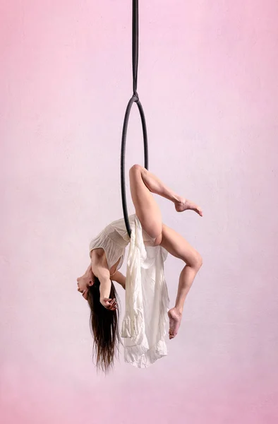 Beyaz Pembe Arka Plan Karşısında Çıplak Ayaklı Kadın Jimnastikçi Hava — Stok fotoğraf