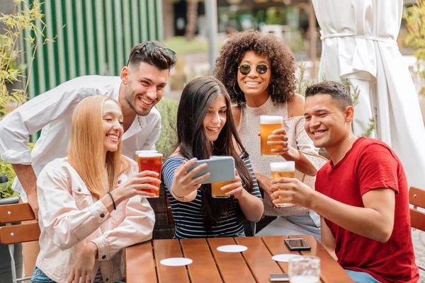 Grupo Jovens Felizes Diversos Amigos Homens Mulheres Tomando Selfie Grupo — Fotografia de Stock