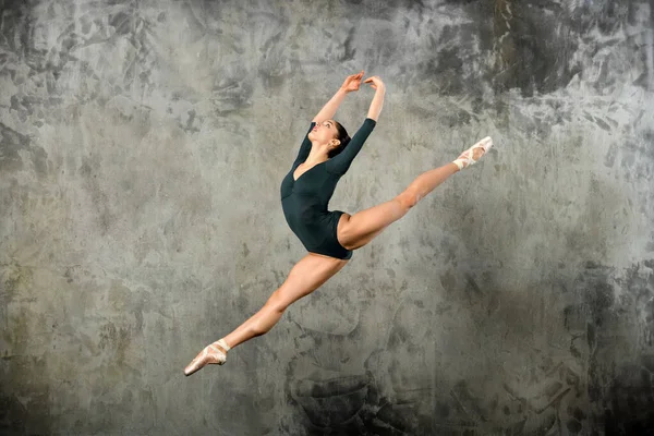 Graceful Young Ballerina Leaping High Air Studio Portrait Grey Wall — Stock Photo, Image