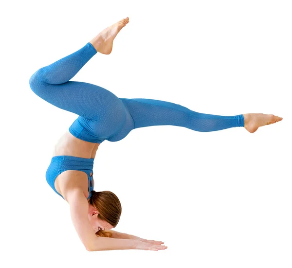 Vereinzelte Athletische Frau Beim Yoga Ellbogenstand Mit Ausgestreckten Beinen Einem — Stockfoto