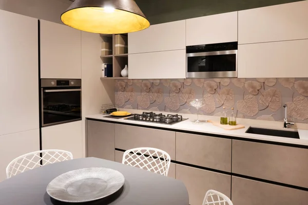 Interieur Keuken Met Modern Meubilair Inbouwapparatuur Verlicht Met Heldere Lamp — Stockfoto