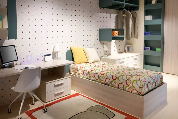 Schreibtisch Mit Computer Und Weichem Bett Modernen Teenager Schlafzimmer Hause — Stockfoto
