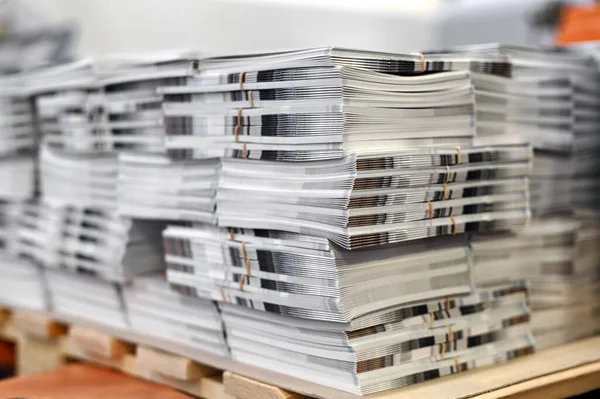 Soft Focus Sheets Freshly Printed Catalogs Stacked Together Wooden Pallet — Fotografia de Stock