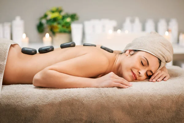Pleased Female Client Hot Stones Back Lying Couch Towel Massage — Foto de Stock