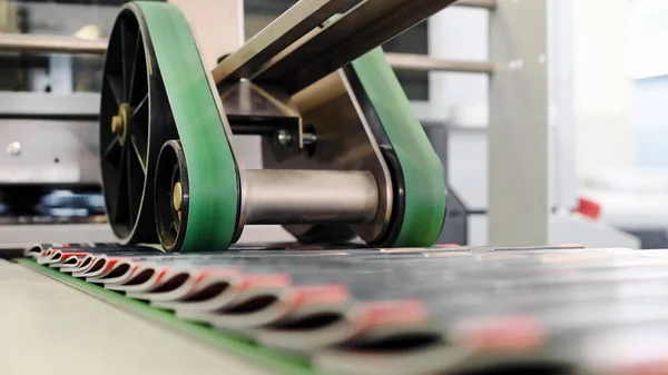Soft Focus Automatic Machine Folding Sewing Booklets Conveyor Belt Daytime — Stock Photo, Image