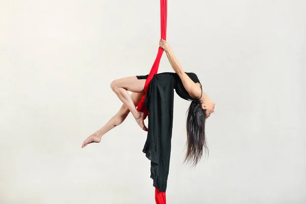 Aktif Kadın Akrobatın Tüm Vücut Kenarı Görüntüsü Stüdyo Eğitimi Sırasında — Stok fotoğraf