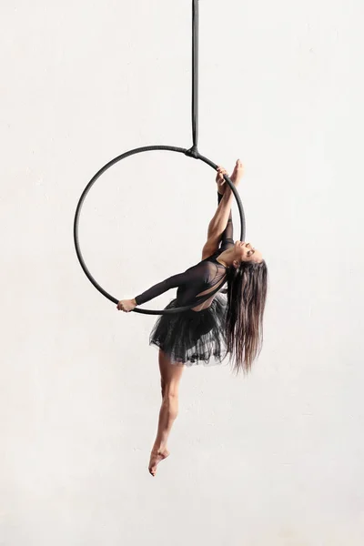 Uzun Siyah Saçlı Çıplak Ayaklı Dansçı Gri Arka Plandaki Performans — Stok fotoğraf