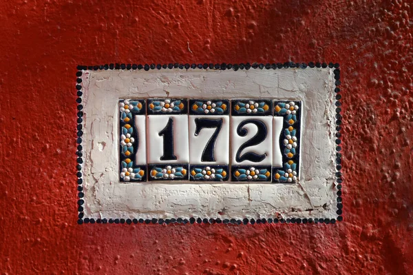 172 Numaralı Vintage Plaka Seramik Parçalardan Yapılmış Parçalanmış Kırmızı Duvarına — Stok fotoğraf