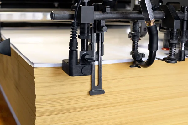 Automatyczne Ładowanie Maszyny Stosu Pustego Papieru Przemysłowej Drukarki Offsetowej Warsztacie — Zdjęcie stockowe
