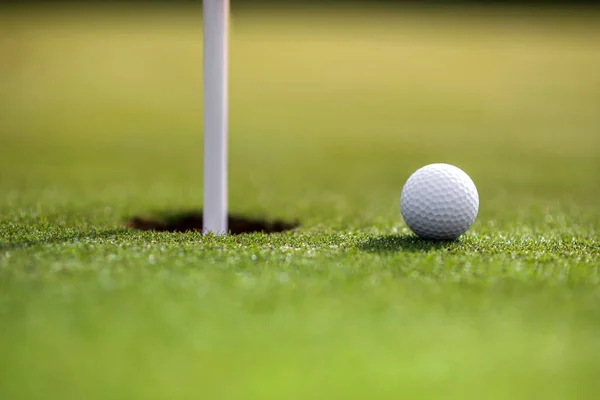 Balle Blanche Par Mât Drapeau Dans Trou Golf Vert Jour — Photo