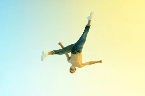 Corpo Inteiro Desportista Sem Camisa Fazendo Salto Cabeça Para Baixo — Fotografia de Stock