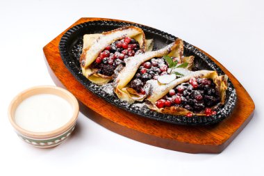 Krepler ekşi krema ve çilek ile