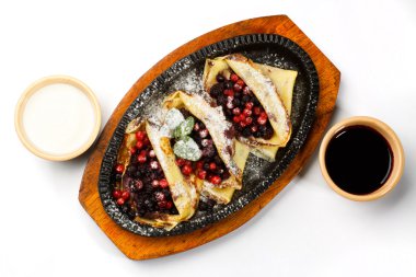 Krepler ekşi krema ve çilek ve Vişne Reçeli