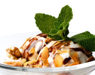 badem ve nane ile dondurma