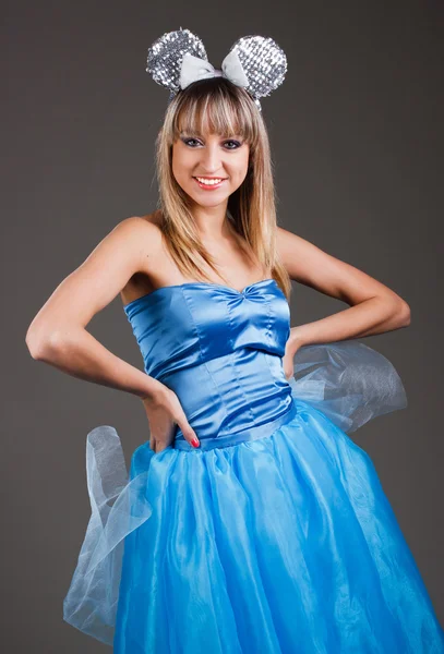 Hermosa chica en un vestido azul con orejas de ratón festivo —  Fotos de Stock