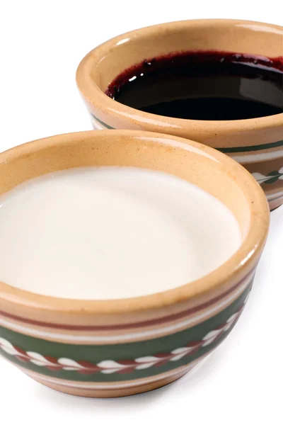 Crema agria y mermelada de cereza en el tazón de cerámica —  Fotos de Stock