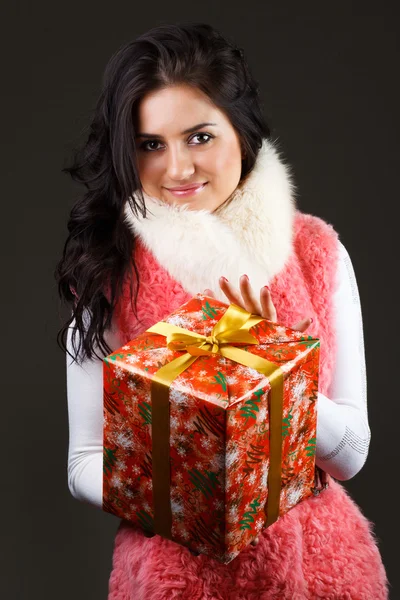 Mooi meisje met een geschenk — Stockfoto