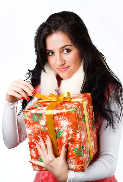 Bella ragazza con un regalo in un cappotto rosa su uno sfondo bianco — Foto Stock