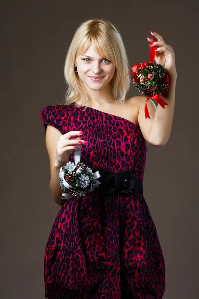 Schönes Mädchen mit Weihnachtsdekoration — Stockfoto