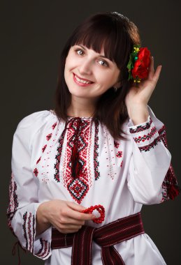 büyüleyici kadınla saçlarında çiçek işlemeli bir gömlek