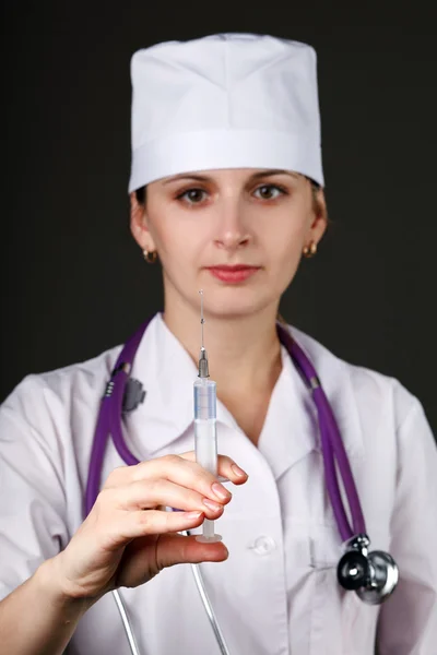 Vrouw arts met spuit in de hand — Stockfoto
