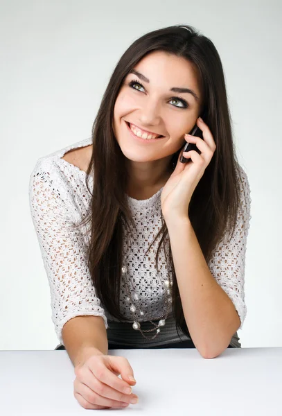 Hermosa chica con teléfono móvil — Foto de Stock