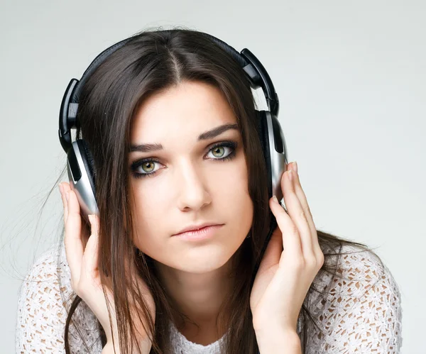 Menina bonita em fones de ouvido — Fotografia de Stock