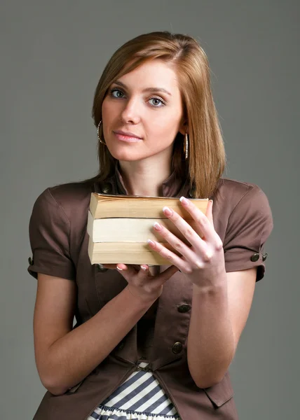 Blonde avec un tas de livres — Photo