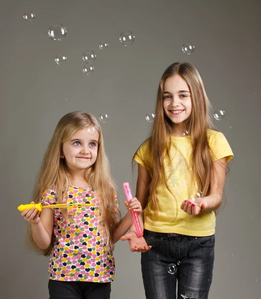 Chicas jugando burbujas —  Fotos de Stock