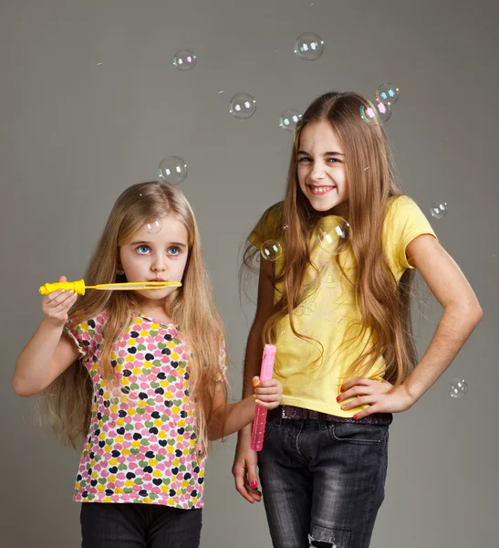 Girls playing bubbles — Stock Photo, Image
