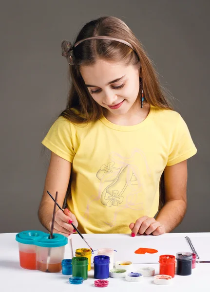 Flicka målar en färgglad färg — Stockfoto