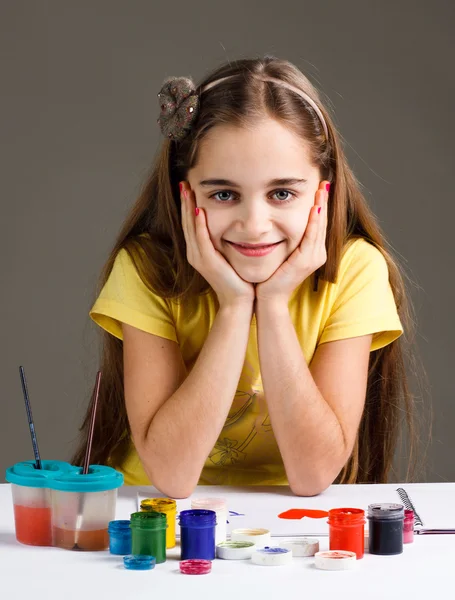 Girl paints a colorful paint — Stock Photo, Image