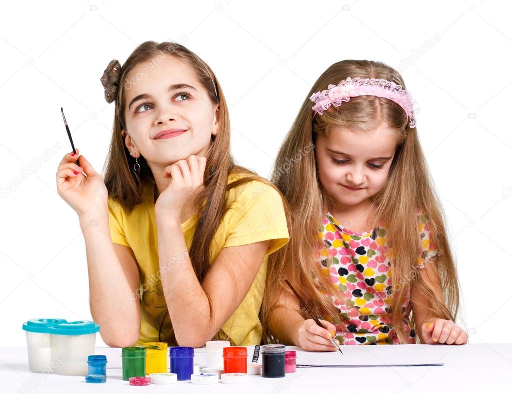 girls painting together