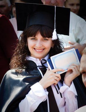 bir diploma ile güzel kız