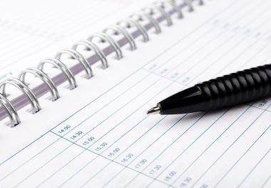 açık defter kalem ile