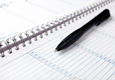 açık defter kalem ile