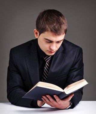 kitap okuyan işadamı