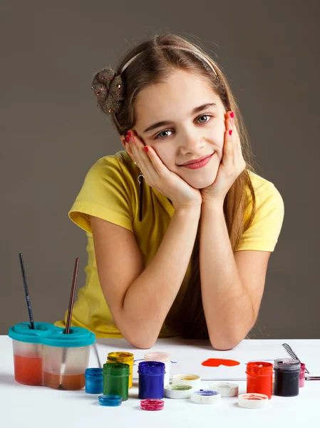 Girl paints — Stock Photo, Image