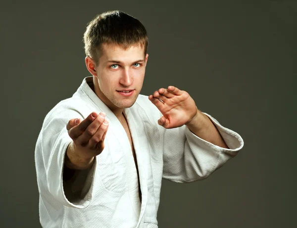 Mens in een witte kimono — Stockfoto